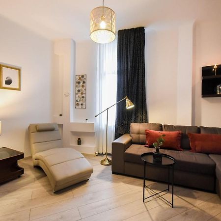 בוקרשט Discover Comfort: Charming & Spacious Apartment In The Old Town מראה חיצוני תמונה