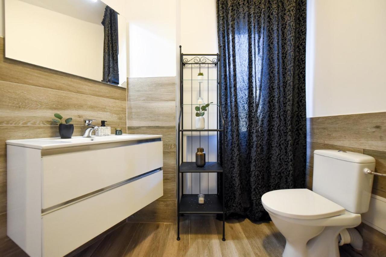 בוקרשט Discover Comfort: Charming & Spacious Apartment In The Old Town מראה חיצוני תמונה