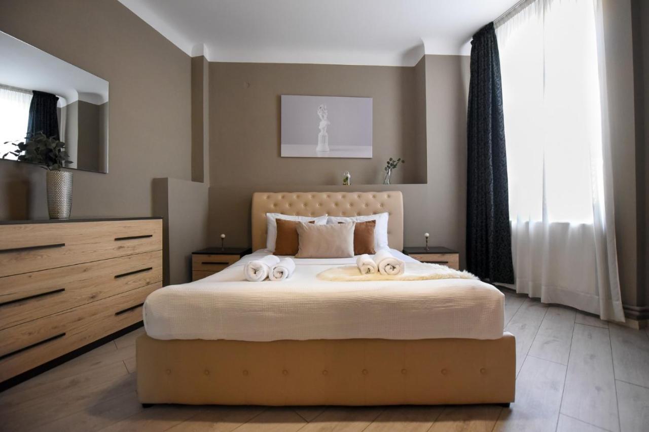 בוקרשט Discover Comfort: Charming & Spacious Apartment In The Old Town מראה חיצוני תמונה