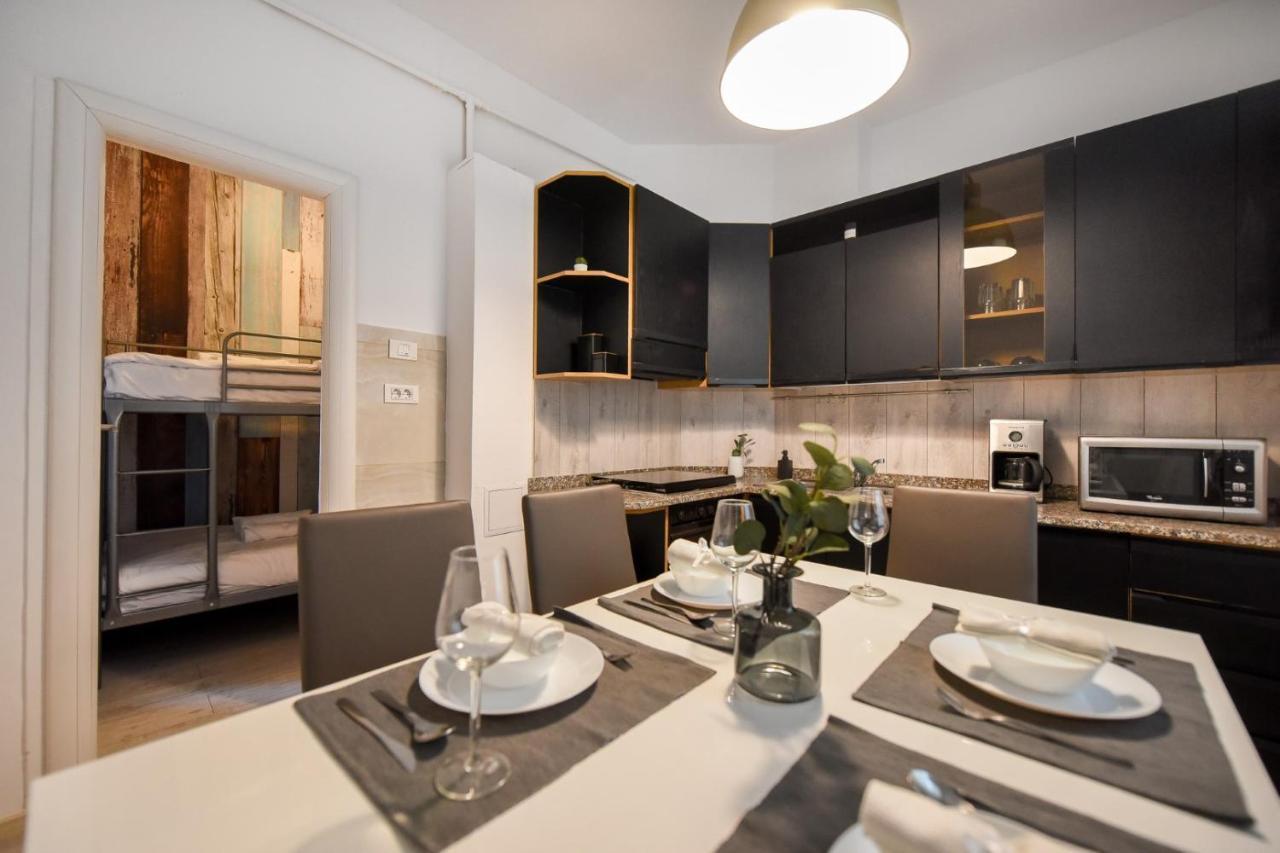 בוקרשט Discover Comfort: Charming & Spacious Apartment In The Old Town מראה חיצוני תמונה
