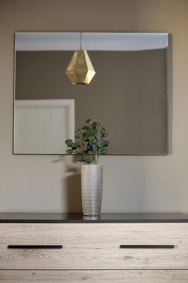 בוקרשט Discover Comfort: Charming & Spacious Apartment In The Old Town מראה חיצוני תמונה