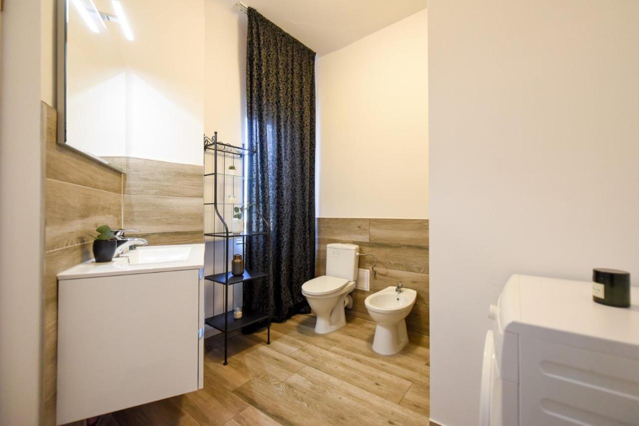 בוקרשט Discover Comfort: Charming & Spacious Apartment In The Old Town מראה חיצוני תמונה
