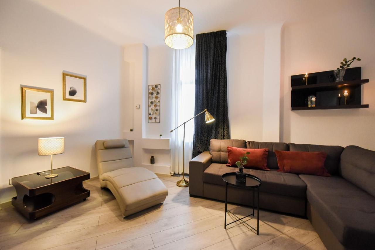 בוקרשט Discover Comfort: Charming & Spacious Apartment In The Old Town מראה חיצוני תמונה