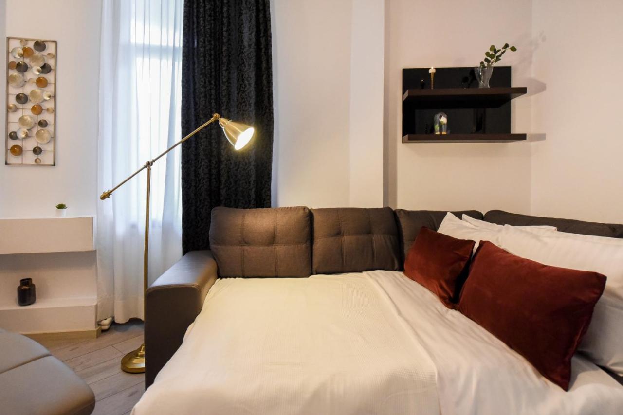 בוקרשט Discover Comfort: Charming & Spacious Apartment In The Old Town מראה חיצוני תמונה