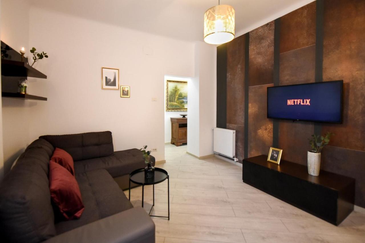 בוקרשט Discover Comfort: Charming & Spacious Apartment In The Old Town מראה חיצוני תמונה