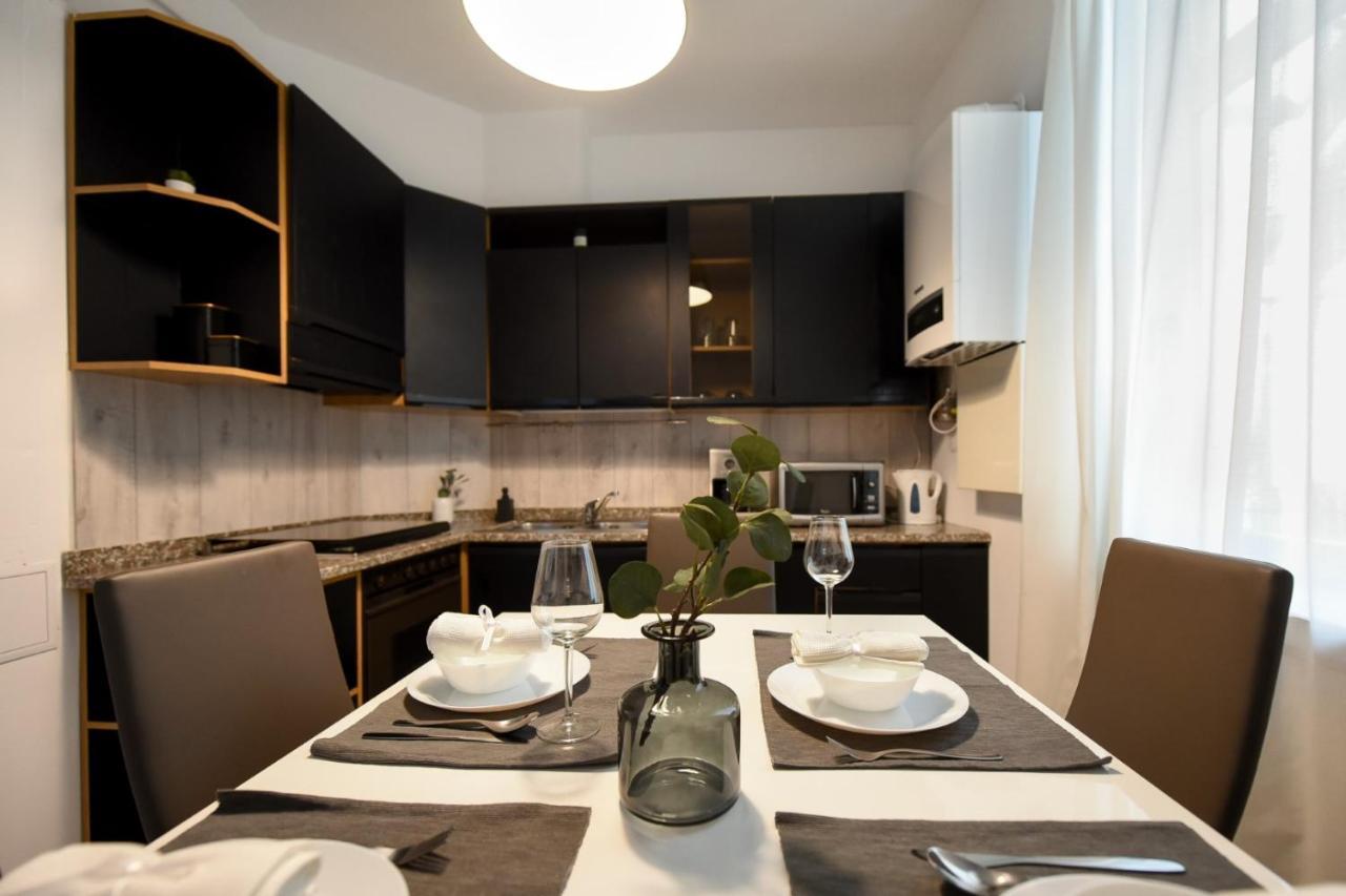 בוקרשט Discover Comfort: Charming & Spacious Apartment In The Old Town מראה חיצוני תמונה