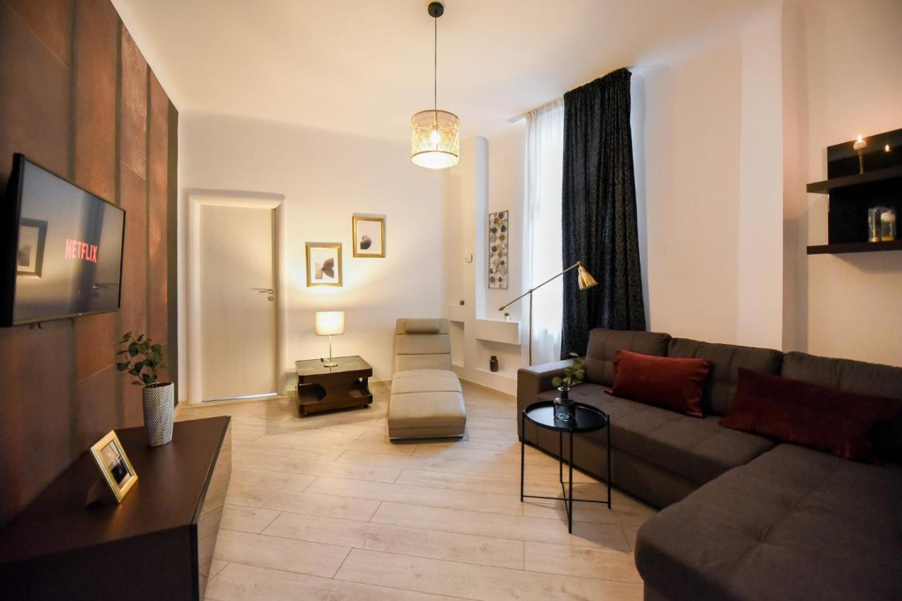 בוקרשט Discover Comfort: Charming & Spacious Apartment In The Old Town מראה חיצוני תמונה