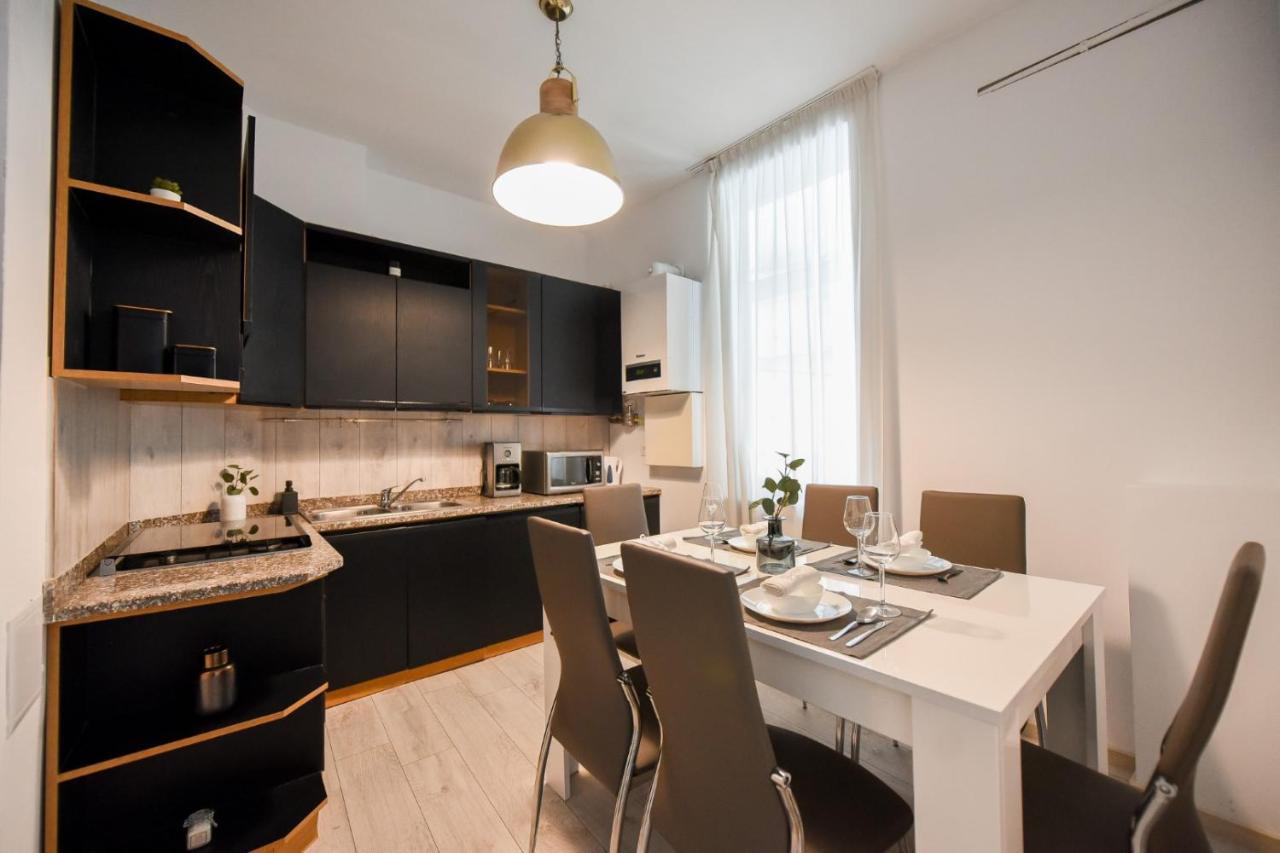 בוקרשט Discover Comfort: Charming & Spacious Apartment In The Old Town מראה חיצוני תמונה
